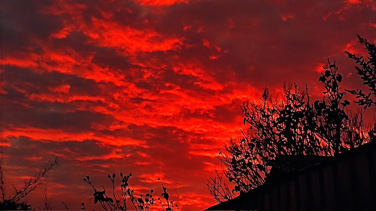 Atardecer con arrebol en #Concepción —Región del #BioBío— a las 18:00 h de este Jueves 18 de Mayo de 2023. #RedMeteo #ElTiempoCHV