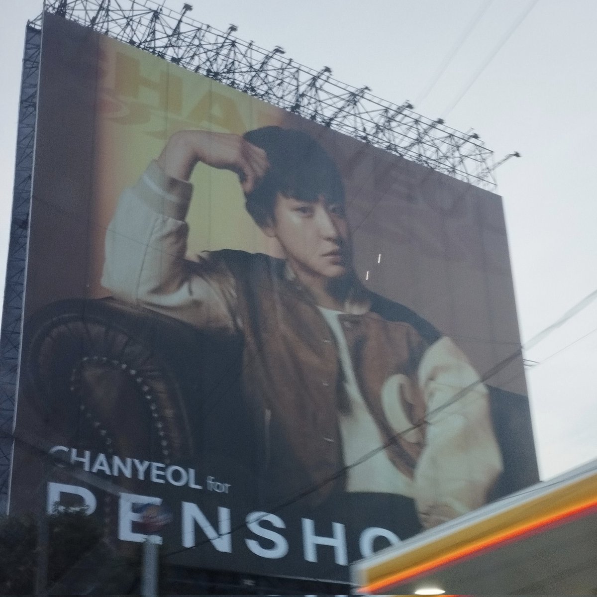 chapter519's tweet photo. OMH CHANYEOL'S NEW BILLBOARD FOR PENSHOPPE!!! https://t.co/PQylpdulHO