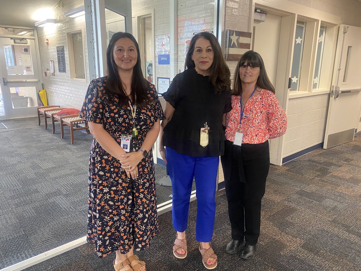 RuskPatriots's tweet photo. Our Rusk teachers greeting our families to art night! Thank you team for this family night! ⁦@Midland_ISD⁩ https://t.co/eTQxnjoIvv