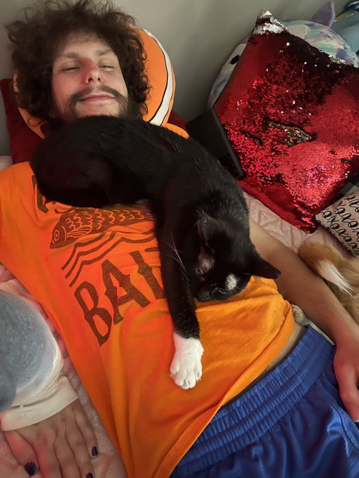 When your pets love your costar more than you. https://t.co/bmwBI6xVyd<a href="/tag/mvsales"class="tags"><span>#mvsales</span></a>