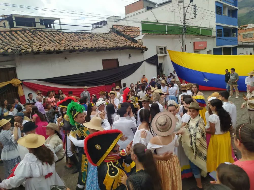 GRAN PASO DE BOLÍVAR POR LA GRITA JAUREGUI LIBERTADOR DE LAS AMÉRICAS COLEGIO SANTA ROSA DE LIMA PRESENTE #libressiempre <a href="/avec_sc/">A.V.E.C.</a> @MPPEDUCACION <a href="/Berzabethg1/">Berzabethgandicaoficial</a> @ZonaEducTachira @ZetCultural