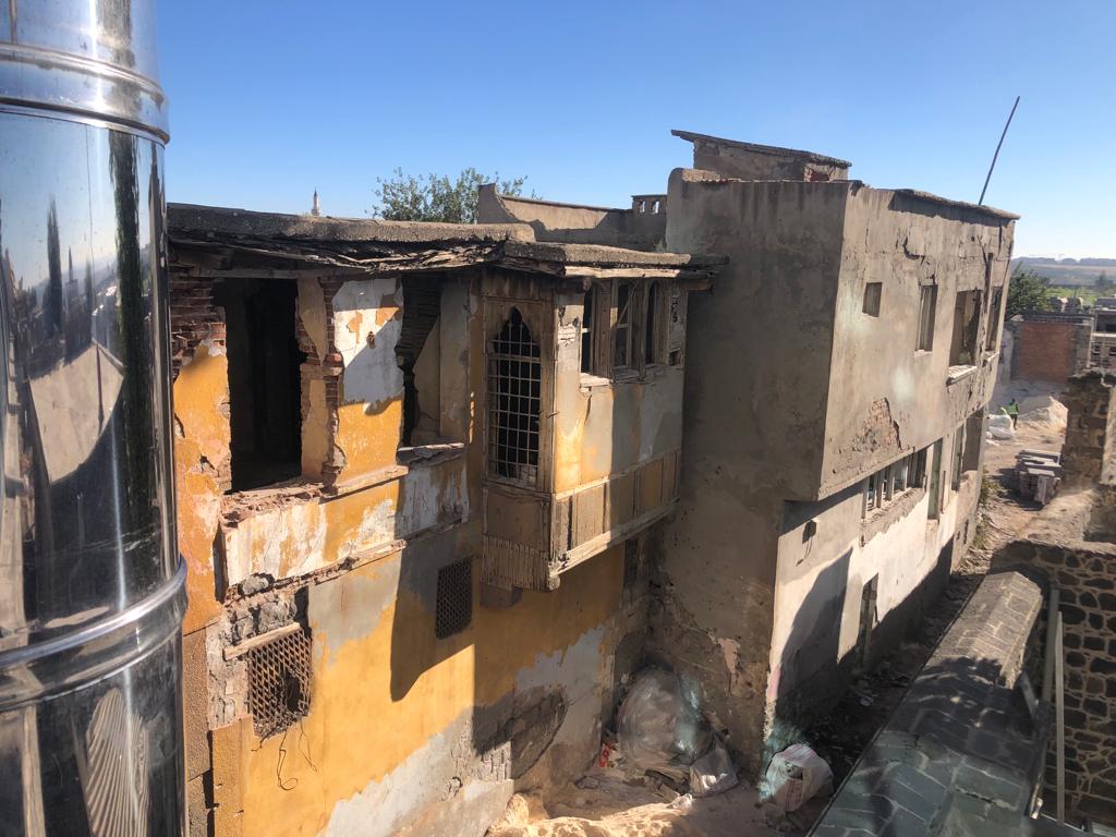 Bu ev Diyarbakır Sur ilçesi Küçükkavas Sokağında bulunuyor.

2000 yılında Ali Çelik ile Ayetullah Dalgın isimli çocuklar güvercinlerinin peşinden giderken bu eve girdiler ve gördükleri dehşeti anlattılar.

Bunun üzerine evde 10 gün kazılar yapıldı ve sonuçta  işkence edilmiş