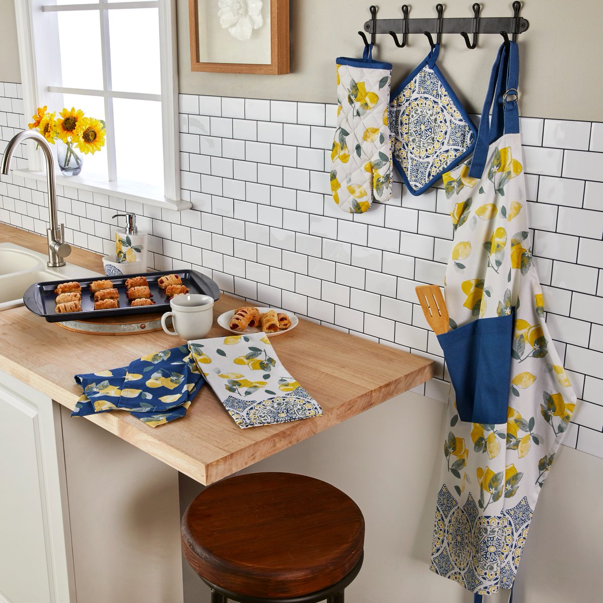 SKLHome_'s tweet image. We're loving all the lemon vibes🍋 Fun, fresh and totally chic, Lemon Medallion is a must-have kitchen collection for cooking, baking and summer entertaining. Shop the full assortment, bit.ly/434WHvq  #sklhome #lemondecor #kitchendecor #citrusdecor #mediterraneandecor