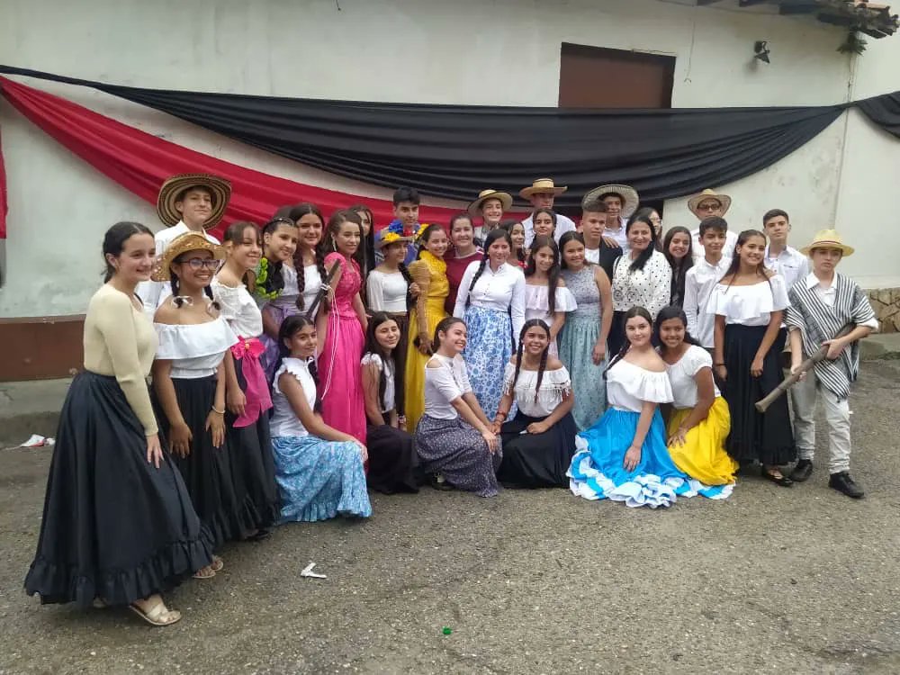Colegio Santa Rosa de Lima Presente en el PASO de BOLÍVAR por LA Grita Jauregui. Participación de nuestros jóvenes estudiantes #libressiempre <a href="/avec_sc/">A.V.E.C.</a> <a href="/Berzabethg1/">Berzabethgandicaoficial</a> @MPPEDUCACION <a href="/Crazet2011/">Crazet2011</a> @ZonaEducTachira @ZetCultural