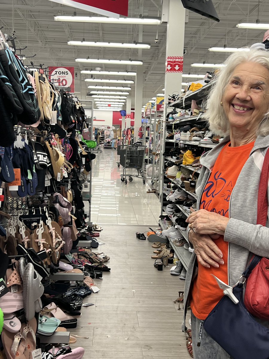 S2rstudios1's tweet photo. @Burlington Every one of your stores in #swfl looks like this. Not only should you be ashamed of yourself, you’re probably losing your shirt… no pun intended. Get it together. #shopping #shoppingnightmare https://t.co/GKmpkGorbO