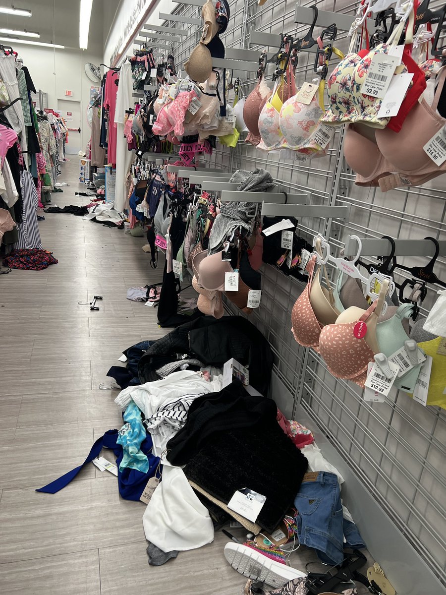 S2rstudios1's tweet photo. @Burlington Every one of your stores in #swfl looks like this. Not only should you be ashamed of yourself, you’re probably losing your shirt… no pun intended. Get it together. #shopping #shoppingnightmare https://t.co/GKmpkGorbO