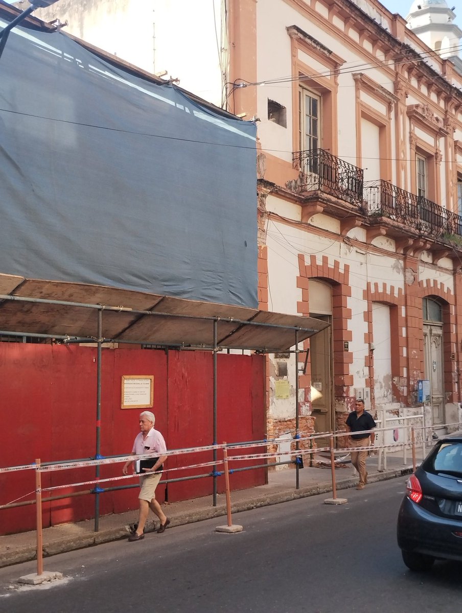 ArielOsatinsky's tweet photo. Desde @ADIUNT apoyamos la protesta de las estudiantes de la Escuela Sarmiento ante la falta de agua. El rectorado de la UNT debe solucionar con urgencia los problemas edilicios en las escuelas experimentales https://t.co/XP79Mt8dhI