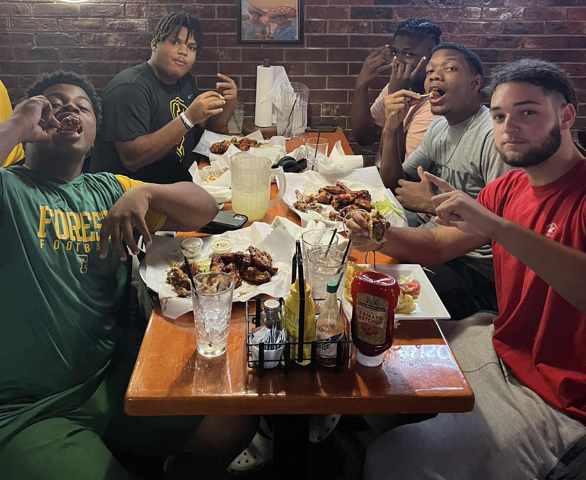 Hay is in the barn! Spring game eve wing night with some of the o-lineman &amp; d-lineman <a href="/bradyconrad77/">Brady_Conrad</a> <a href="/HaganEason/">Hagan Eason</a> <a href="/oisincullen07/">Oisin Cullen</a> <a href="/Gavin_Warnken/">Gavin Warnken</a> <a href="/el1jah13/">elijah dennis</a> <a href="/darealconnell_7/">Connell roundtree</a> <a href="/StoryOfDarius7/">DariusGoodin</a> <a href="/abuin_lazaro/">Lazaro Abuin</a> <a href="/jaelyackey1/">hggggggggggg</a> @ocalaforestfb <a href="/ike55warriors/">Damon Eikenhorst</a>