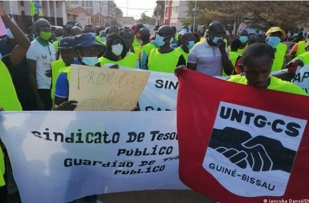 ca_jaim's tweet photo. O maior central sindical do país, #UNTG-CS, faz anos hoje numa altura em que assiste uma tentativa golpe instituicional, orquestrado por atores. Desde a sua fundação nos primórdios dos anos 60, abarca dentro dela, a natureza de defesa dos donos da riqueza (os trabalhadores). ✊🏿🇬🇼 https://t.co/jJSWfdvCy0
