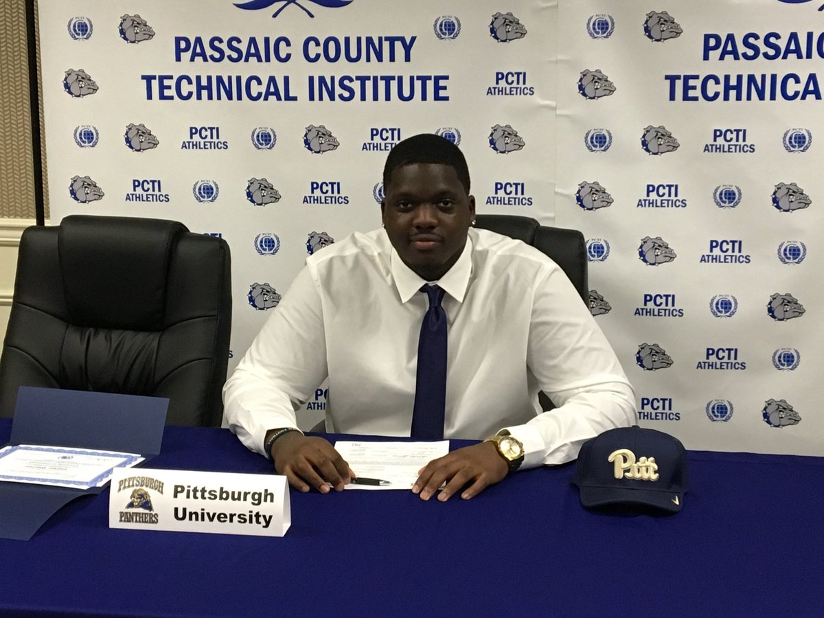 pctisuperfan's tweet photo. How it started…. How it’s going 🏈👏🏻🏈 Congratulations @CarterWarren79 for signing your 1st #NFL contract with the @nyjets 💚 #proudeducator #superfanforlife #oncemystudentalwaysmystudent #hardworkpaysoff @PCTIBulldogFB @PCTVSFBRECRUIT @PCTI_Athletics @Pitt_FB https://t.co/bHeH04j9VT