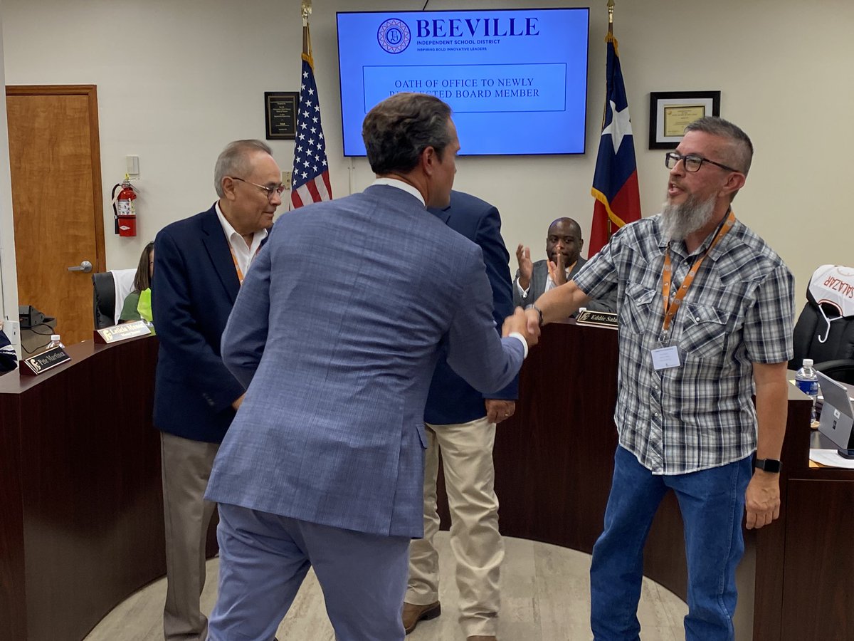 BeevilleISD's tweet photo. Welcome to our new Beeville ISD Board Members, sworn in tonight at the Board Meeting! Welcome back! Congratulations! Thank you for your service! 🧡🤍#BEEtheWHY https://t.co/KTBpoVjoXO