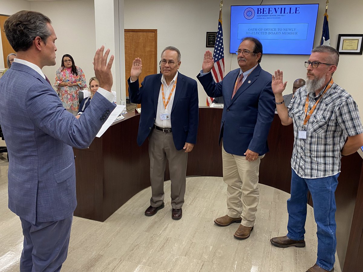 BeevilleISD's tweet photo. Welcome to our new Beeville ISD Board Members, sworn in tonight at the Board Meeting! Welcome back! Congratulations! Thank you for your service! 🧡🤍#BEEtheWHY https://t.co/KTBpoVjoXO