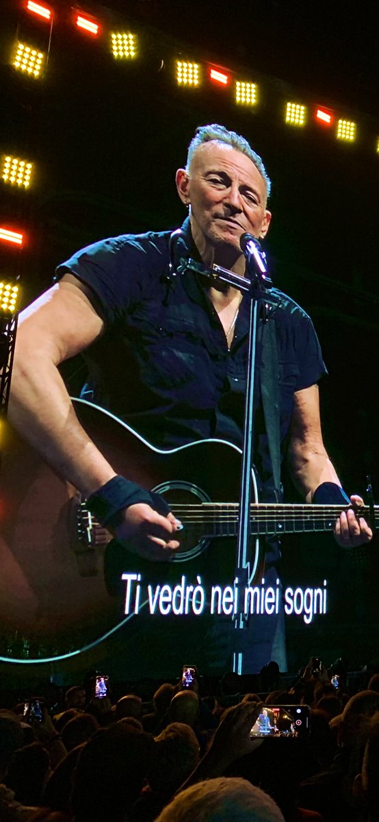 claireon_X's tweet photo. Come sempre.
Per sempre.
Grazie, Boss. 
❤️🎸🇺🇸🎷❤️
@springsteen 
#Springsteen 
#SpringsteenTour2023 
#SpringsteenFerrara
-2 to #Roma
#SpringstteenRome https://t.co/vypIrpqCz1