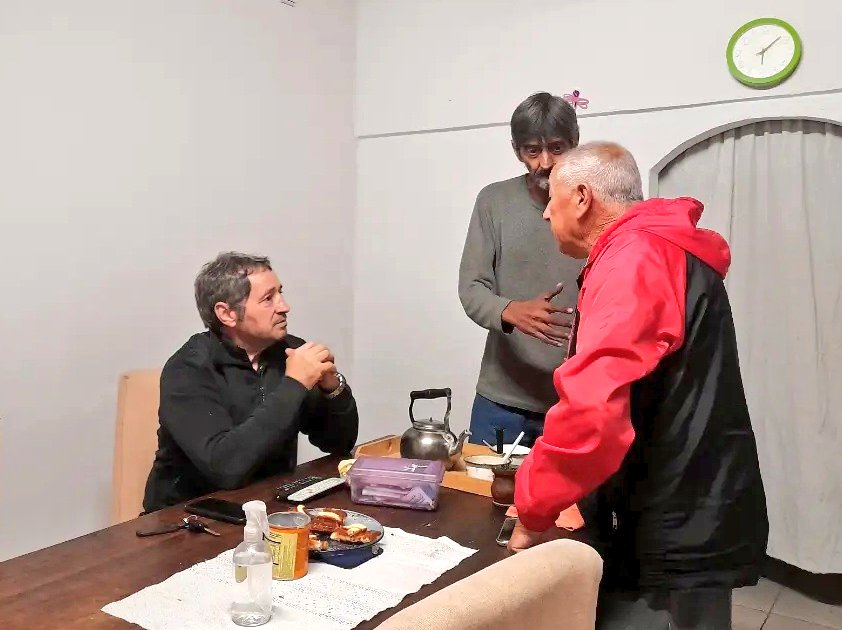 BeronTaxi's tweet photo. #MATEAMOS🧉con "Américo, nuestro compañero trabajador taxista, hablamos de nuestra querida Ciudad y también lo asistimos con alimentos a él y su familia 👨‍👩‍👦‍👦
#yoamomiciudad❤ @JulioGarro
#SindicatoUniónConductoresDeTaximetrosLaPlata https://t.co/zoOUUIvmXB
