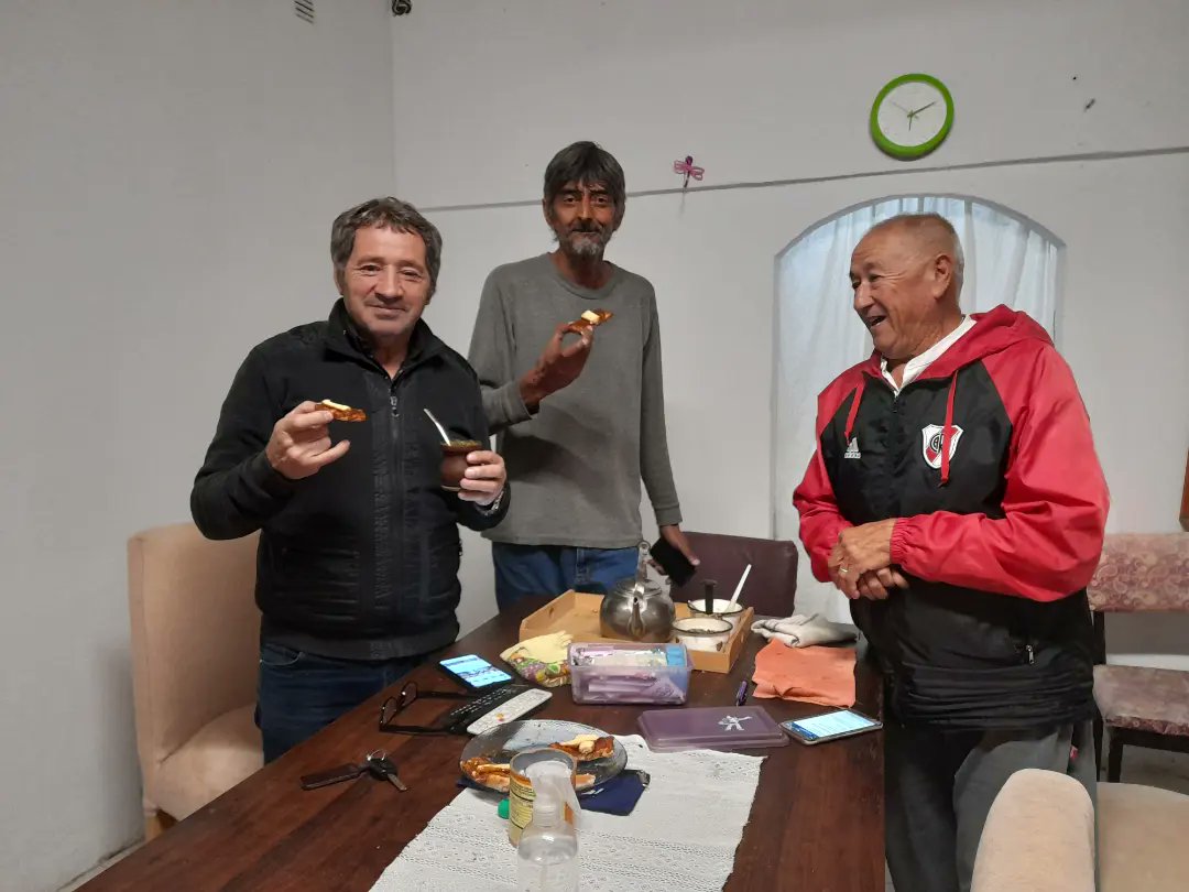 BeronTaxi's tweet photo. #MATEAMOS🧉con "Américo, nuestro compañero trabajador taxista, hablamos de nuestra querida Ciudad y también lo asistimos con alimentos a él y su familia 👨‍👩‍👦‍👦
#yoamomiciudad❤ @JulioGarro
#SindicatoUniónConductoresDeTaximetrosLaPlata https://t.co/zoOUUIvmXB
