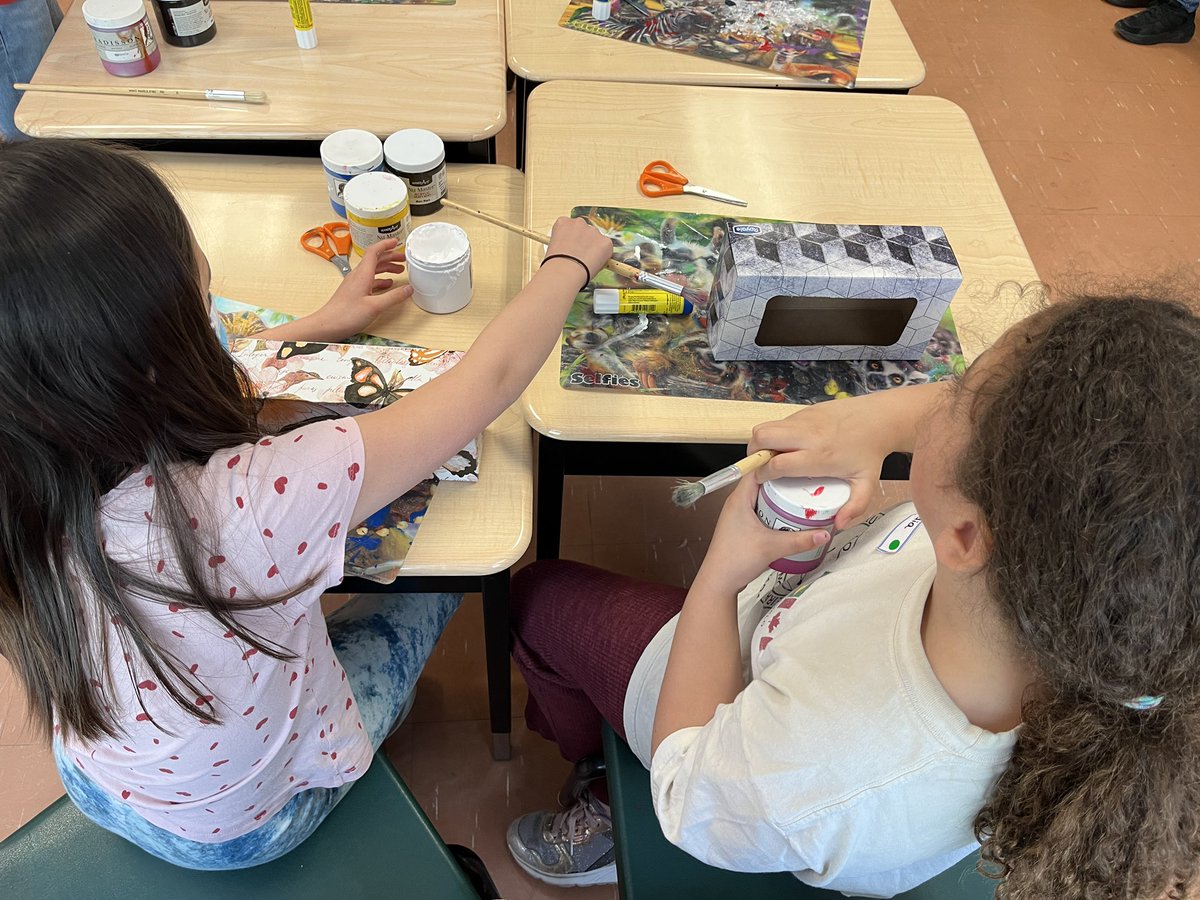 JantziLaurie's tweet photo. DAS @SchoolTdsb celebrated Arts Alive today! All students had a chance to create! It was a HUGE success! Thank you for the many parent, staff and community volunteer artists who made this full day of art experience possible! Thanks to students for your great work! Loved it all!! https://t.co/U1PtwAkERs