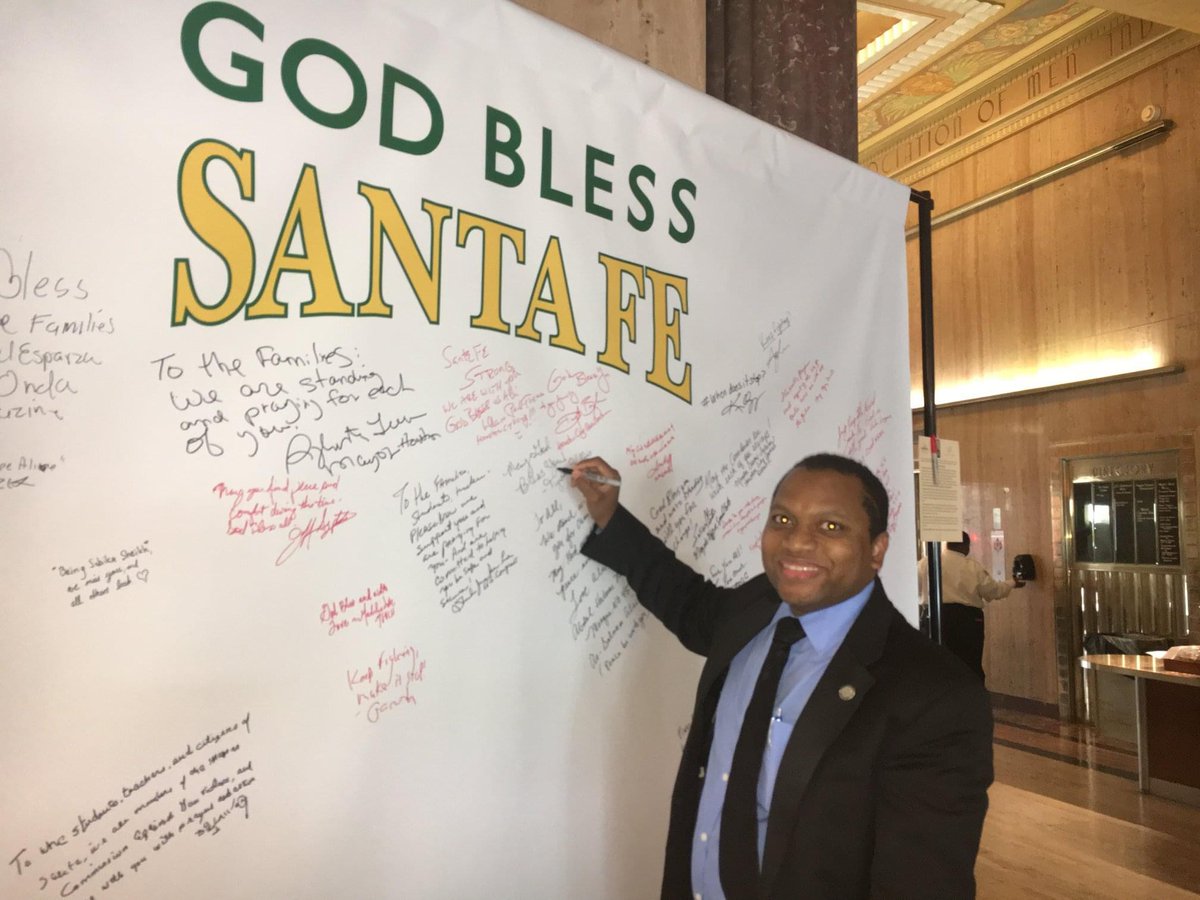 0tw100's tweet photo. Here writing messages of support, comfort, and strength for the #SantaFe shooting victims and their families. #PrayForSantaFe 🙏🙏🙏 https://t.co/U0PqzNUBen