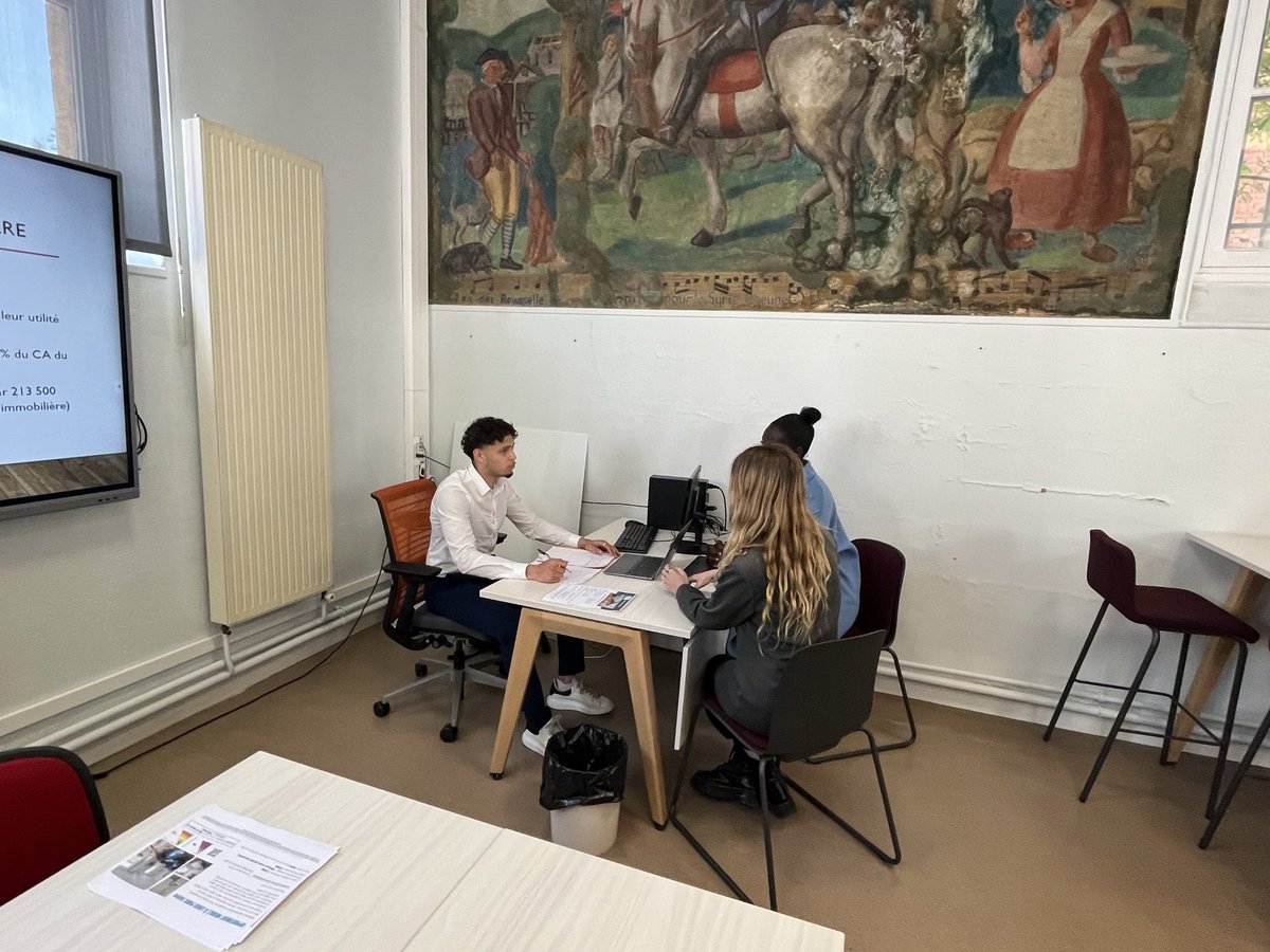 Très grosse journée au lycée Erik Satie. Inauguration de l'agence immobilière d'application, unique en France. Naissance de l'attestation de compétences en immobilier : la profession immobilière valide les connaissances des élèves à la façon du grand oral. Le GRAAL pour le pro !