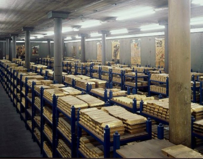 Prancis memiliki cadangan emas terbesar keempat, 2.436 ton tanpa 1 pun tambang emas di Prancis. 

Mali yang diduduki Prancis tdk memiliki cadangan emas di banknya, meski memiliki 860 tambang emas dan menghasilkan 50 ton per tahun.  Bagaimana Prancis mendapatkan semua emas itu? 🤔