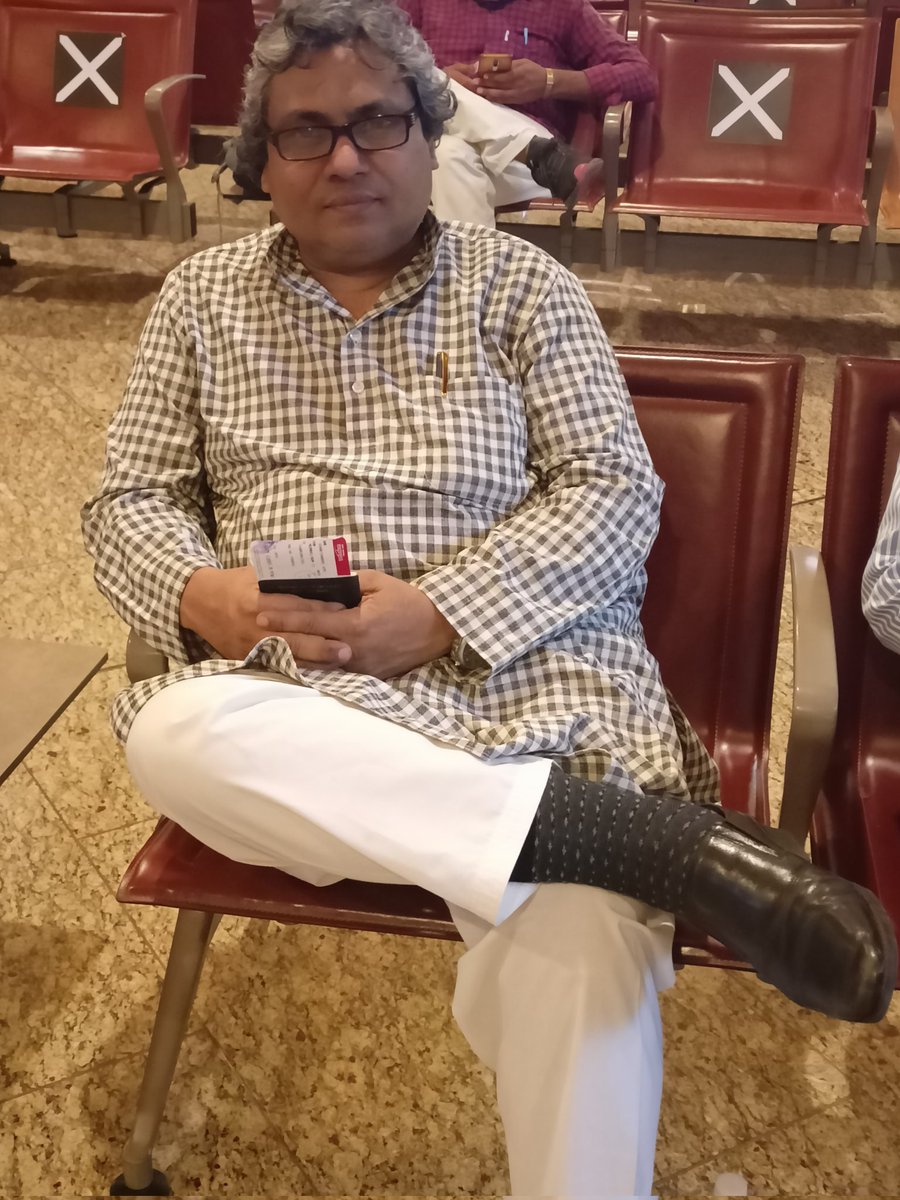 PoetShakeelAzmi's tweet photo. कहीं से चांद कहीं से क़ुतुबनुमा निकला
क़दम जो घर से निकाला तो रास्ता निकला 

तुम्हारी आंखों में सदियों की प्यास डूब गई 
हमारी रूह से एहसास-ए-करबला निकला 

गुरेज़ करने लगा है तिरे ख़याल से भी 
हमारा दिल भी तिरी तरहा बेवफा निकला 

- शकील आज़मी 

Flying to SHARJAH for mushaira https://t.co/wM6F1CReY1