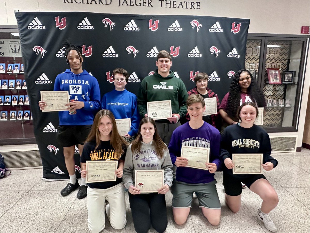 jeff_principal's tweet photo. Bronchos spreading their wings and heading out of state for their college experience!! Best is yet to come for these Bronchos! β€οΈπ€ #seniorsigning https://t.co/dmruvRh1Dt
