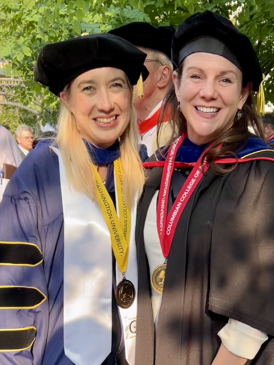 So thrilled and proud to hood Courtney Sexton, PhD ! 
@NoRelation2Anne 
#GWCommencement