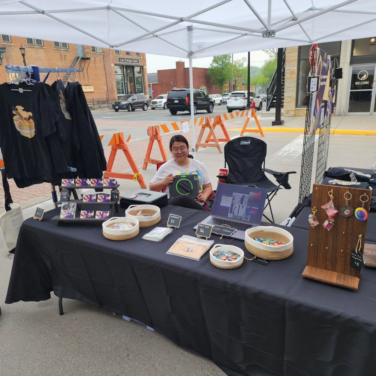 Looking for something to do? Stop by the rivermarket fair in Northfield! Music, food, crafts! #minnesotaartist #craftfair