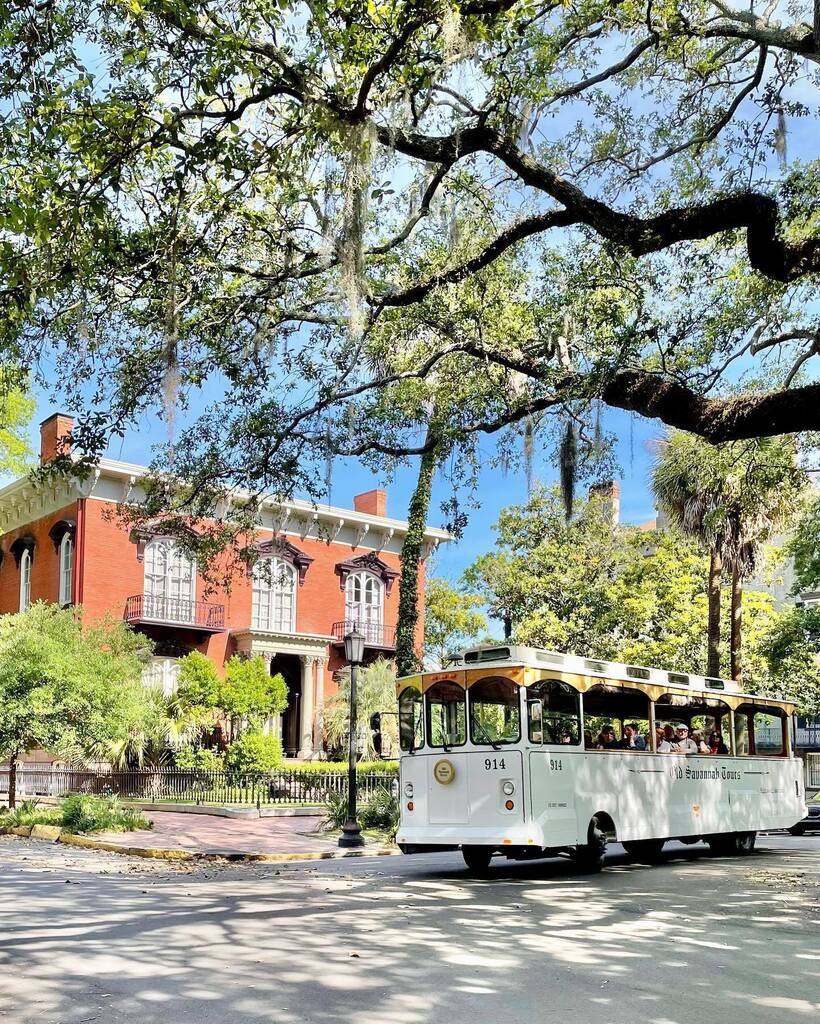 Trolley tales and historic trails. ✨ #VisitSavannah [📸 @amkcustomdesign]
.
.
.
#savannah #savannahga #savannahgeorgia #historicsavannah #downtownsavannah #exploregeorgia instagr.am/p/CsZsM_uJyXH/