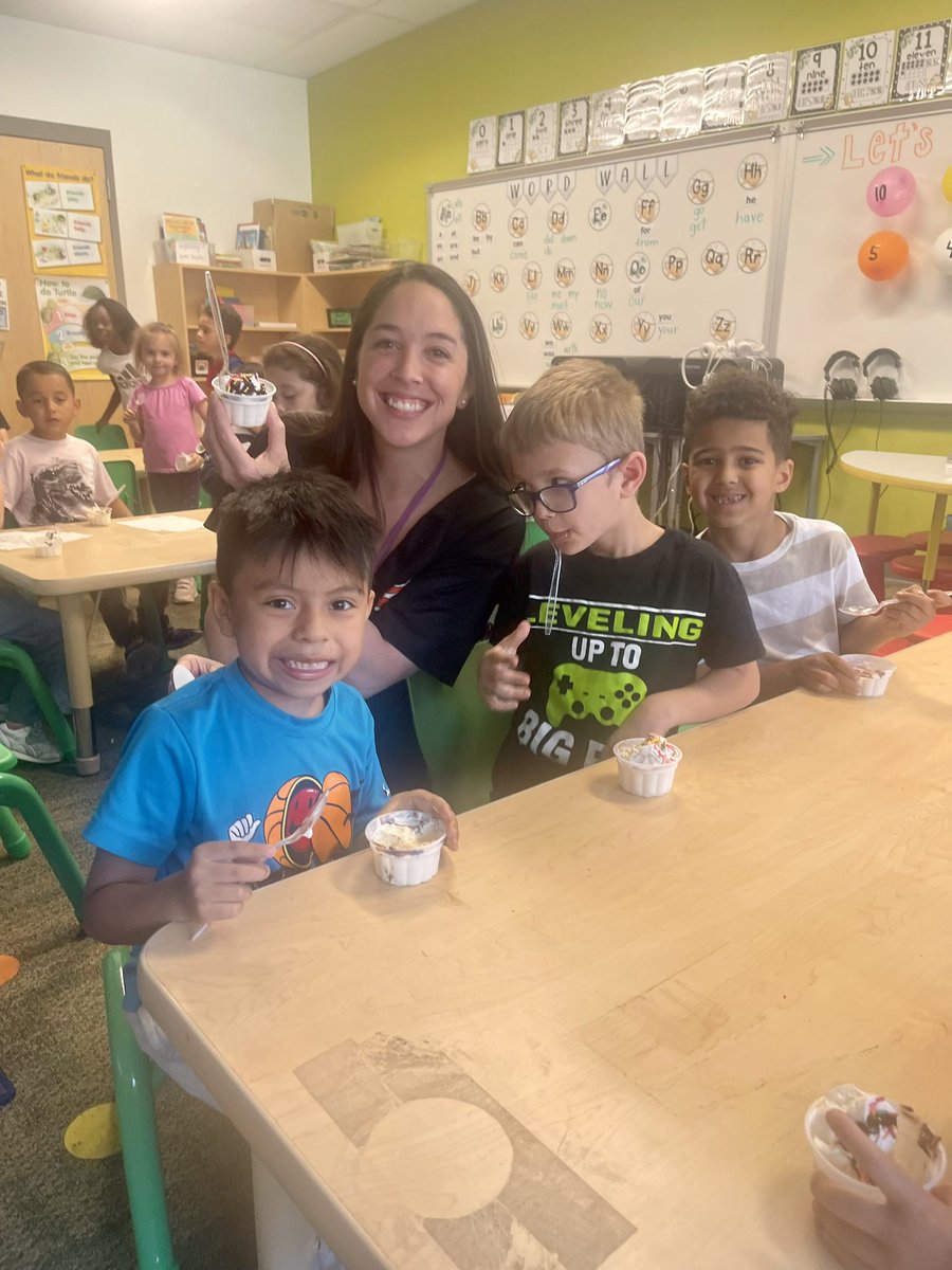 ms_flickinger's tweet photo. Mrs. Fratto”s class celebrated their math knowledge in the iReady race today! The class worked together to pass 188 math lessons over the last 5 weeks.  We are so proud of these Blazers (and their teachers too) and all their hard work!! 💚💛@ButterflyRidge1 https://t.co/H1jJJx72tO