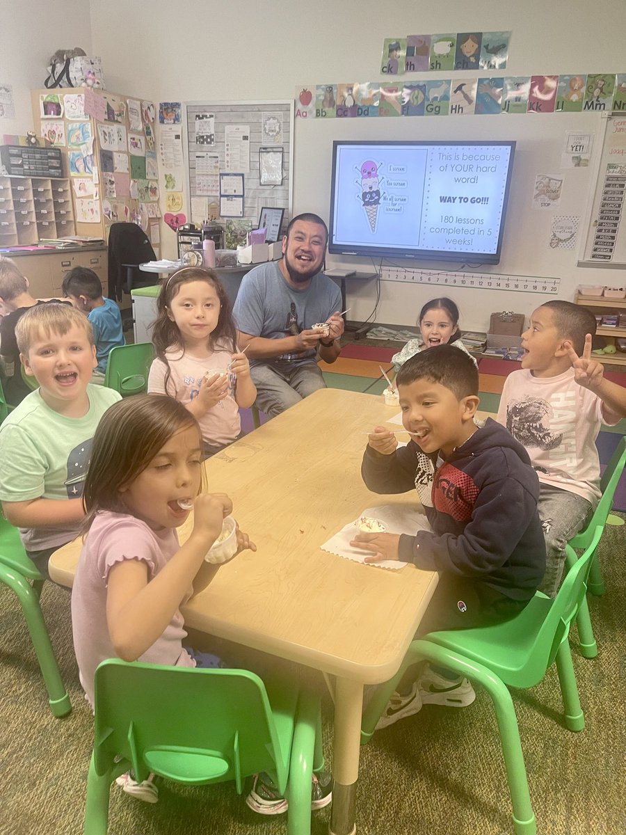 ms_flickinger's tweet photo. Mrs. Fratto”s class celebrated their math knowledge in the iReady race today! The class worked together to pass 188 math lessons over the last 5 weeks.  We are so proud of these Blazers (and their teachers too) and all their hard work!! 💚💛@ButterflyRidge1 https://t.co/H1jJJx72tO