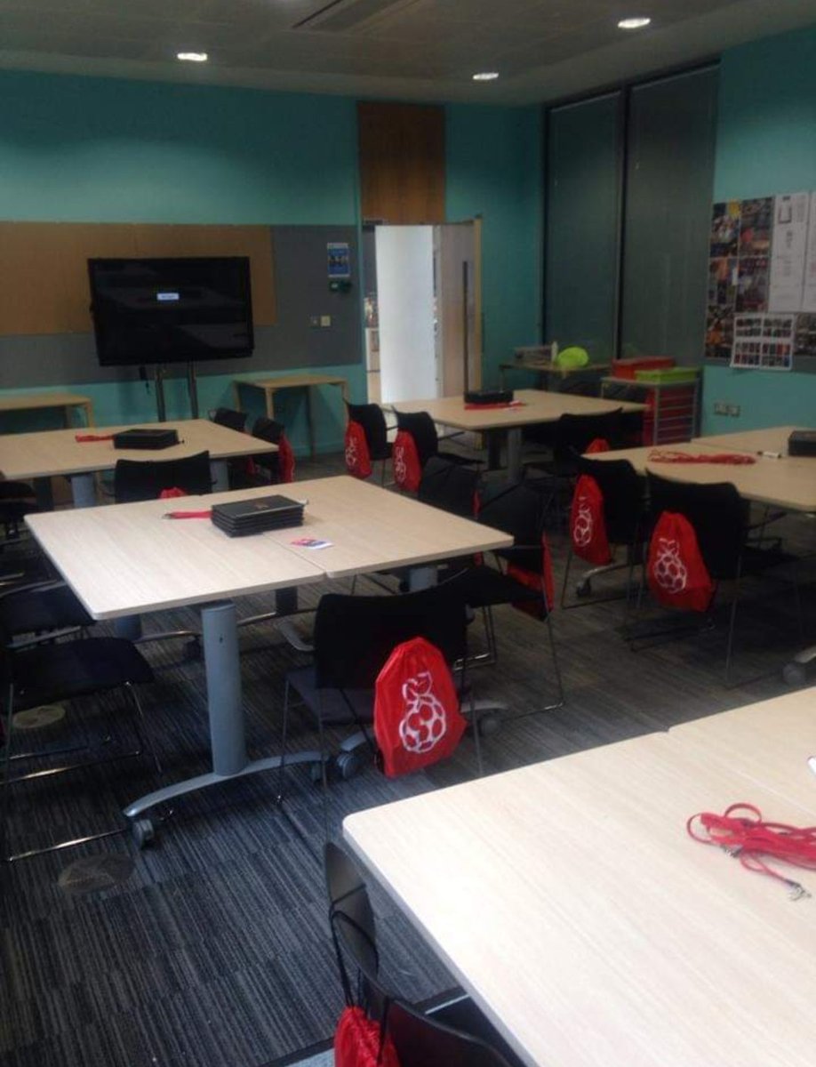 CraftyComputing's tweet image. 7 years ago today I was part of the team that ran @RaspberryPi_org #picademy in Newcastle. Great CPD for teachers including #minecraftpi and #GPIOZero