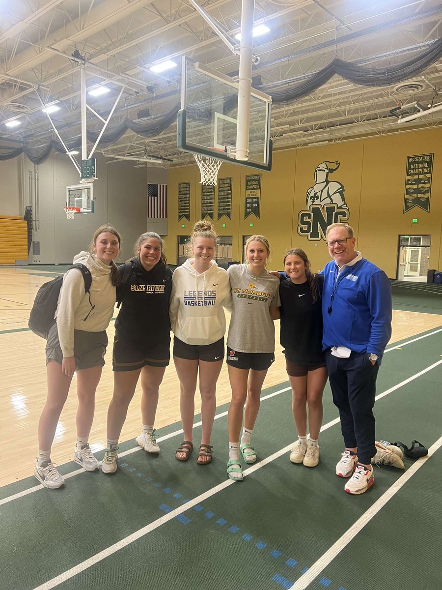 Seeing the smiles, hearing the laughter &amp; sharing GREAT memories with these 5 is an unbelievable reminder that Athletics are BIGGER than the practice, game or tournament💙The relationships last a lifetime🤝@mahrawieman <a href="/WiemanMacie/">Macie Wieman</a> <a href="/TaylorThiry/">Taylor Thiry</a> <a href="/grace_kieffer/">Grace Kieffer</a> <a href="/averybierowski/">avery bierowski</a>