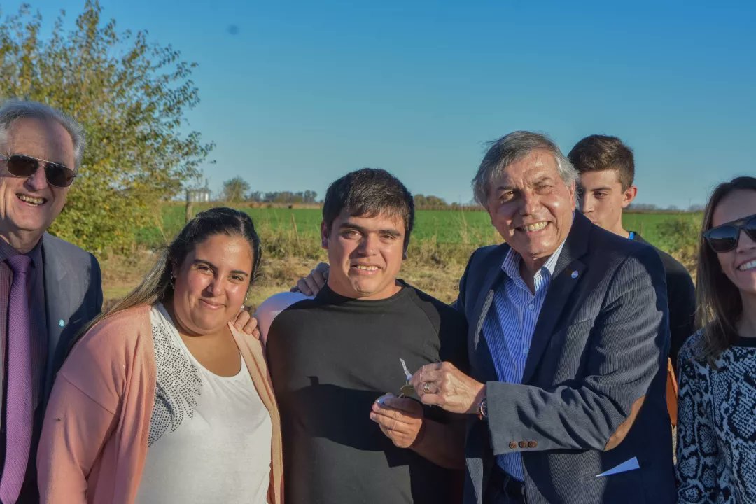 carlosmassei's tweet photo. 👨👩👦👦🏠¡Sueños que se cumplen en el departamento Marcos Juárez!
Vivimos una tarde de mucha emoción en📍#ColoniaItaliana, en donde entregamos #ViviendasSemilla a 4 familias, junto a su intendente Alberto Priotto y a su secretaria de Gobierno, Alejandra Ita. https://t.co/s7Dmq6d034