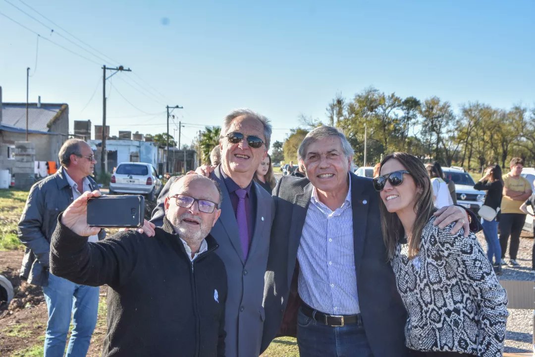 carlosmassei's tweet photo. 👨👩👦👦🏠¡Sueños que se cumplen en el departamento Marcos Juárez!
Vivimos una tarde de mucha emoción en📍#ColoniaItaliana, en donde entregamos #ViviendasSemilla a 4 familias, junto a su intendente Alberto Priotto y a su secretaria de Gobierno, Alejandra Ita. https://t.co/s7Dmq6d034