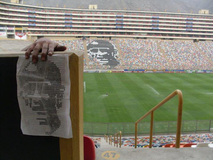 kioshikubo1924's tweet photo. 📢 ¡Sabías que? 🏟️😮

El increíble mosaico de Lolo en la tribuna de oriente fue dirigido desde occidente, cambiando la posición de más de dos mil bancas de colores en todo el estadio. 

Este asombroso proyecto fue realizado por hinchas, barristas y socios sin recibir pago alguno. 

¡Un verdadero trabajo en equipo! 👏⚽️✨

https://t.co/uAUZYTFFiu