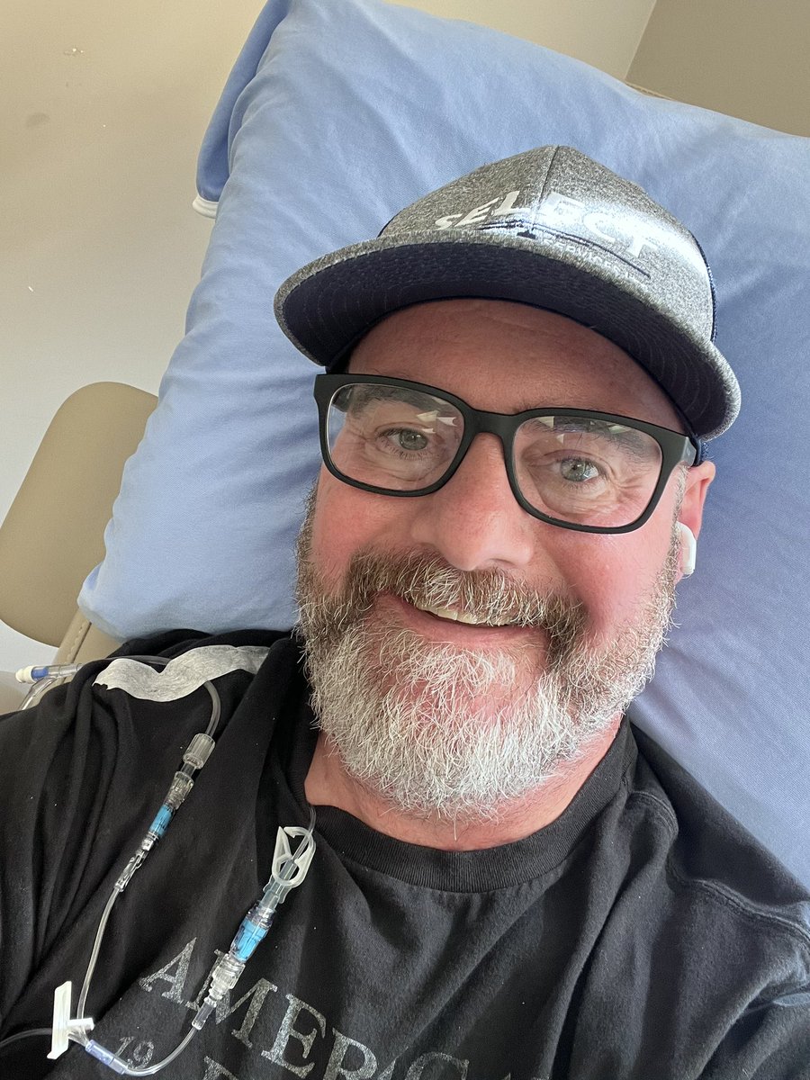 Everybody is talking about their long weekend (🇨🇦) plans and I'm over like 🤷🏻‍♂️
Greetings from the chemo chair! I send my mom a photo every round, I'm smiling for her 😀