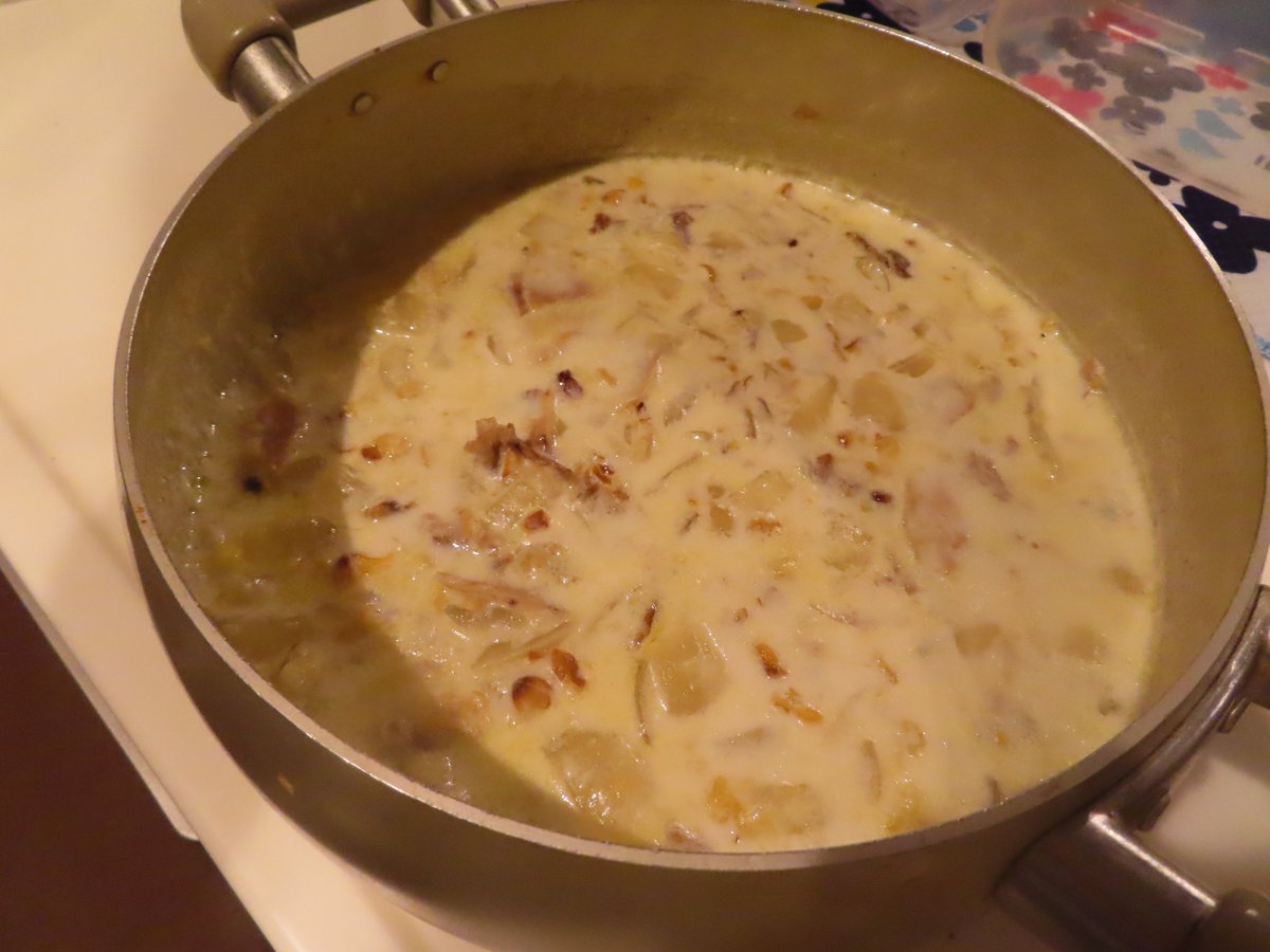 Incredible!

popcorns became a soup!

I cooked popcorn last week.
The leftovers changed a new recipe.

Onions, milk, and meat were mixed.

It was a nice soup.
It tasted salty and sweet.

Do you have an amazing recipe?