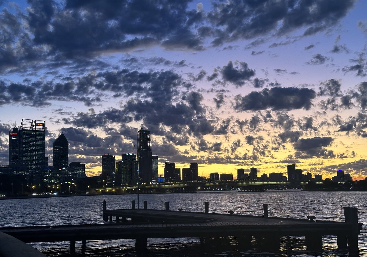 HowlettGreg's tweet photo. Some extraordinary early morning skies on these late autumn days while we are still enjoying daytime temperatures in the high 20’s. Makes getting out of bed that much easier but not kidding myself winter is just around the corner. #perth https://t.co/qR0n5LcH5r