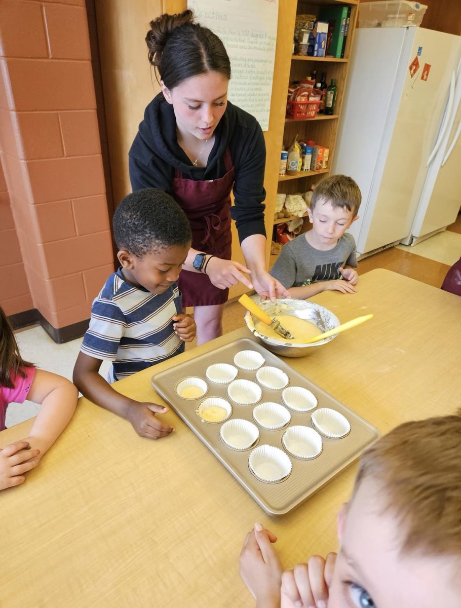 Nos minis-chefs de la classe de Mme Debbie de SMB ont confectionné des petits gâteaux thème été avec la classe de nutrition de Mme Leibel.
🧁🧁🧁
Merci aux élèves de Notre-Dame qui ont aidé nos amis à réaliser la recette!

La recette se trouve à la fin des photos.