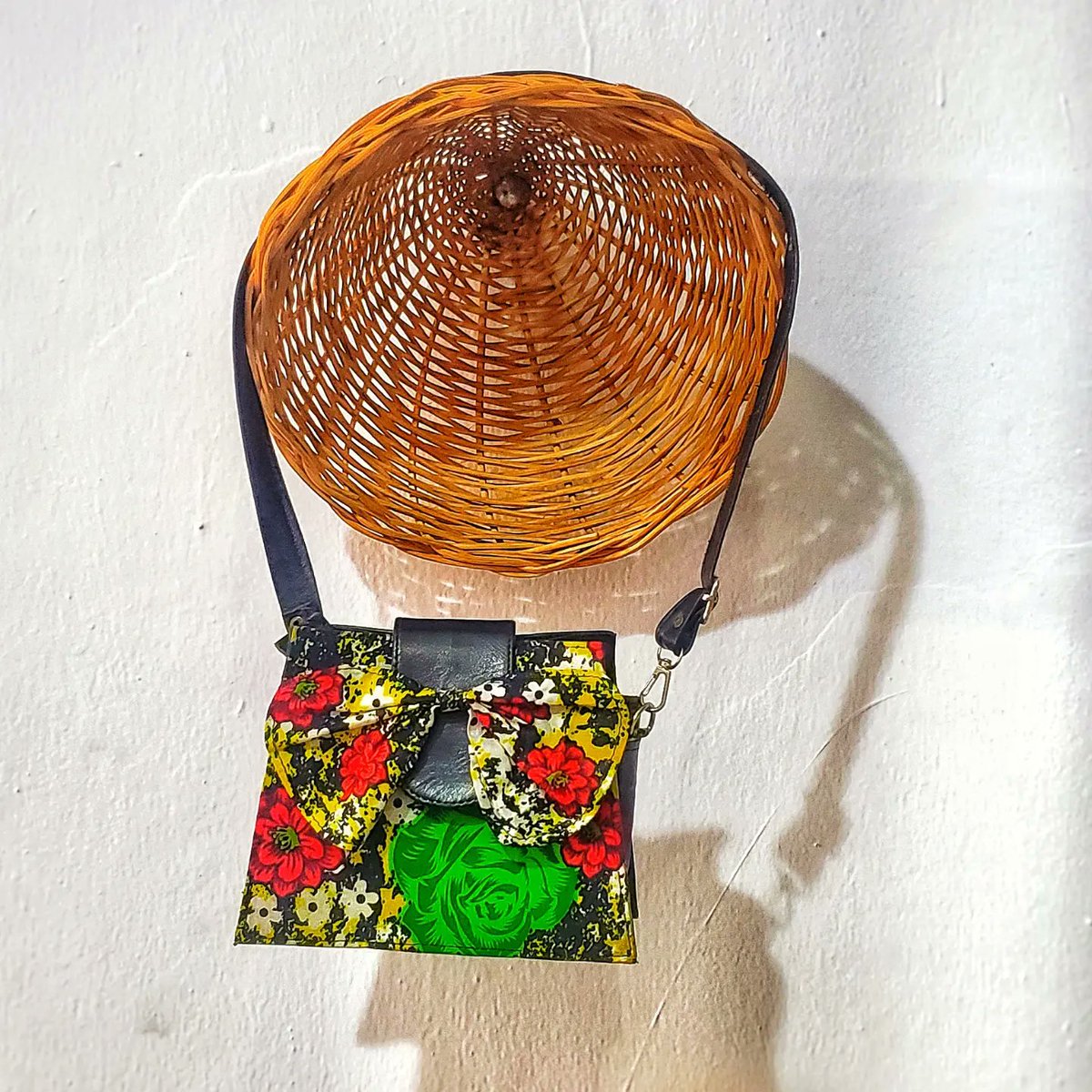 JEHOVAHBUKUNMI's tweet photo. This is what you are looking for π A CLASSIC BAG FOR A QUEEN like you π
Na we dey run ham #madewithleather
#ankarafashion #bagmakersinnigeria #ilorin_pple #ilorinvendors #ilorin_gist #handmade #leatherwork https://t.co/myMAqIxCJZ
