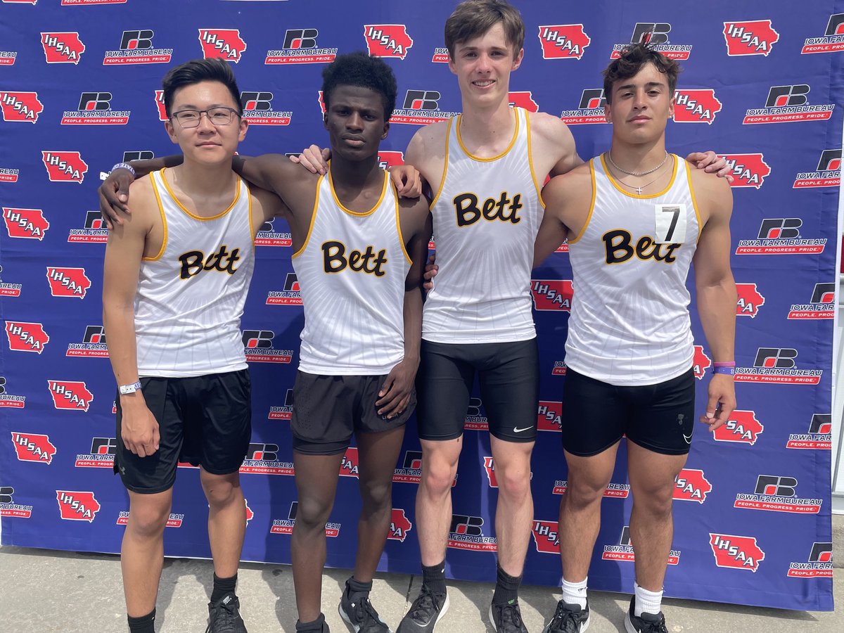 Bett_Boys_Track's tweet photo. Jerry-RJ-JJ and Isaiah -SHR! A huge thank you to RJ &amp; Isaiah- 3 years in a row SQ👊🏽 
#bulldogpride https://t.co/cYUSKyUtLd