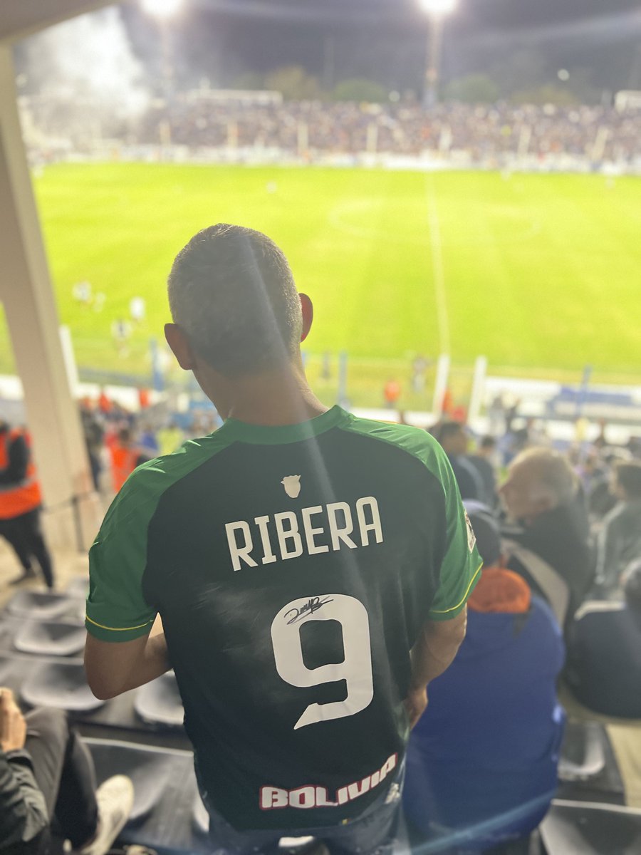nachocaste_'s tweet photo. #Talleres | 🇧🇴 Un amigo de la familia de Daniel Ribera con la camiseta de la selección boliviana, que supo usar el delantero de la Reserva de la “T”.

Hoy en La Boutique hubo cantos xenófobos contra #Belgrano.

😓 ¡Cuánto nos falta por aprender y crecer! https://t.co/z3c6huSAhe
