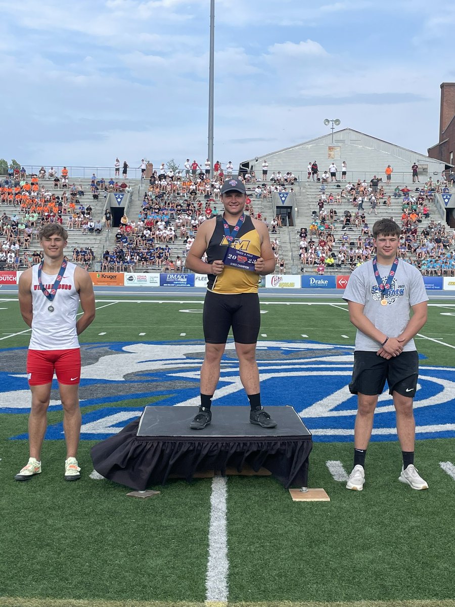 IHSAA's tweet photo. 2A Shotput FINALS #iahstrk 

🎽: https://t.co/HynQwdbwff https://t.co/suUynaIG55