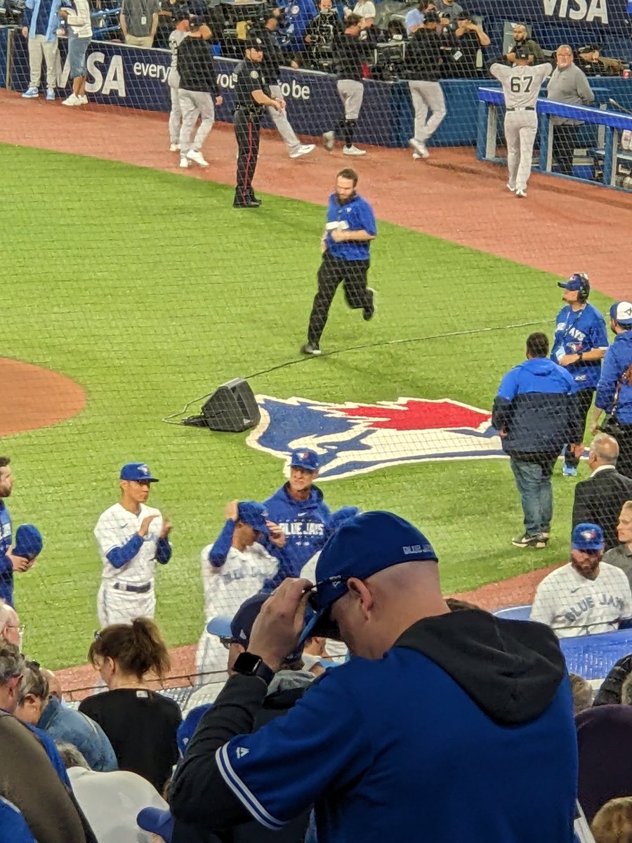 Let's go Yankees.....Hurts to see Donnie in that uniform...