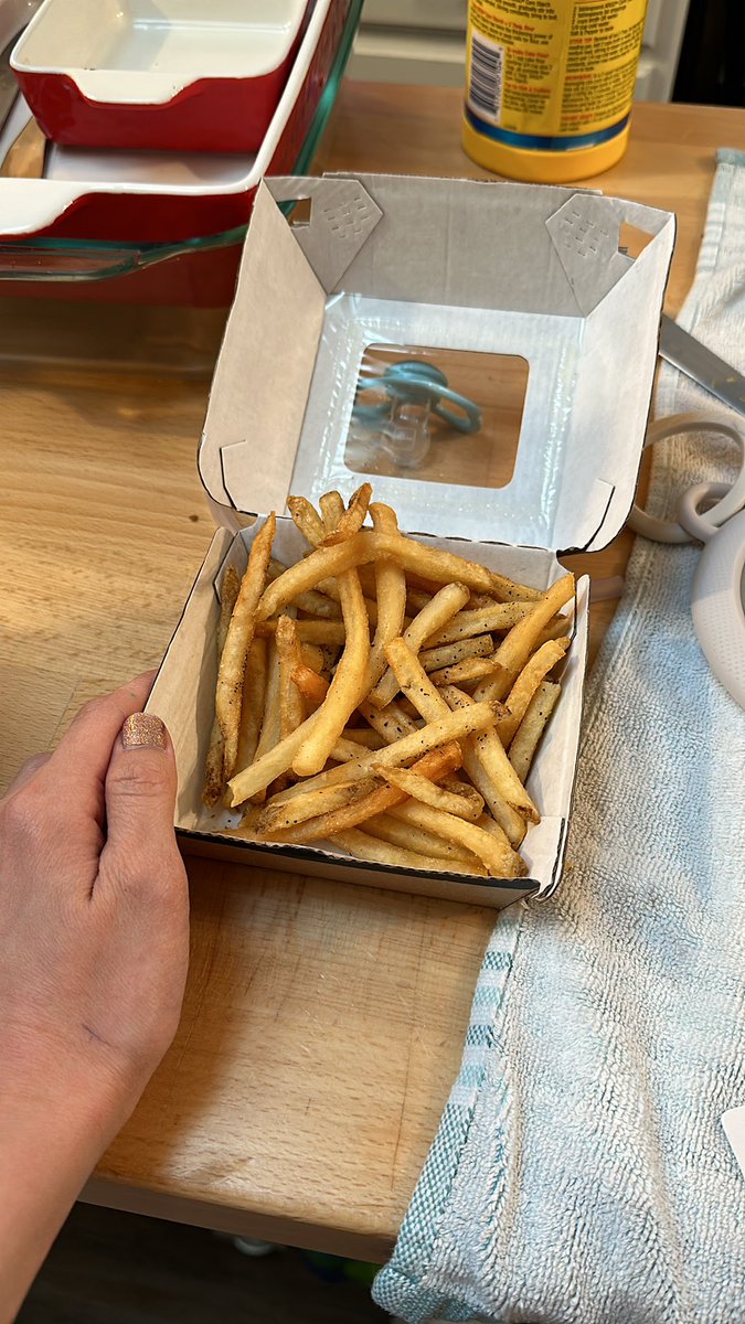 looeeppp's tweet photo. @BWWings $4 for barely any fries??? 🥲🥲🥲 thanks https://t.co/s7wk0OCPs3