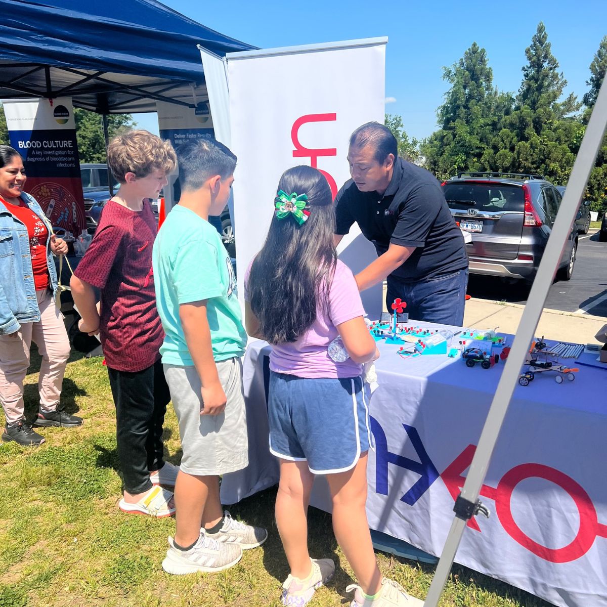 Linxon_Company's tweet photo. We believe community engagement can make a big difference in inspiring & empowering the next generation of #STEM pros. That's why we joined "Dรญa de la Ciencia" to contribute to our community and showcase our dedication to STEM education. Join us in our mission! ๐ #Linxon https://t.co/X0229m4L4N