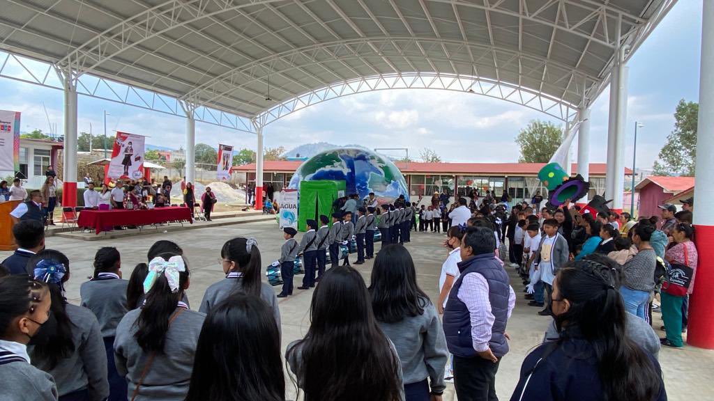 CeasPueOficial's tweet photo. #CEASPUEInforma 📰| Con el objetivo de concientizar a la niñez poblana, el gobierno presente de @SergioSalomonC promueve la cultura del agua en alumnas y alumnos de la escuela Primaria Benito Juárez en #Tlahuapan.💦🌎🌱
🔍 https://t.co/dtEYUalJW8 https://t.co/rizXeM82MY