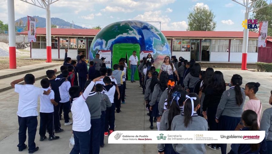 CeasPueOficial's tweet photo. #CEASPUEInforma 📰| Con el objetivo de concientizar a la niñez poblana, el gobierno presente de @SergioSalomonC promueve la cultura del agua en alumnas y alumnos de la escuela Primaria Benito Juárez en #Tlahuapan.💦🌎🌱
🔍 https://t.co/dtEYUalJW8 https://t.co/rizXeM82MY