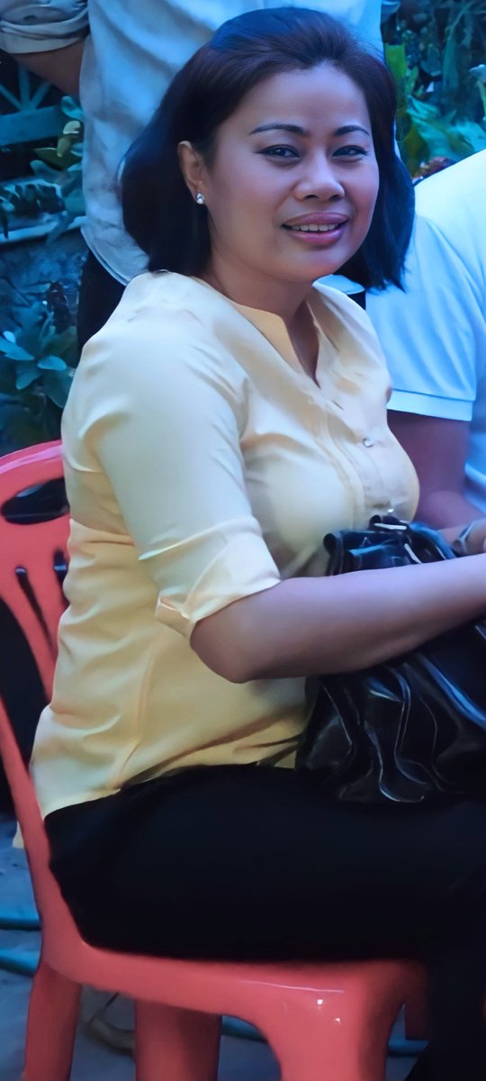 สาวรุ่นใหญ่กับสร้อยไข่มุก tweet media