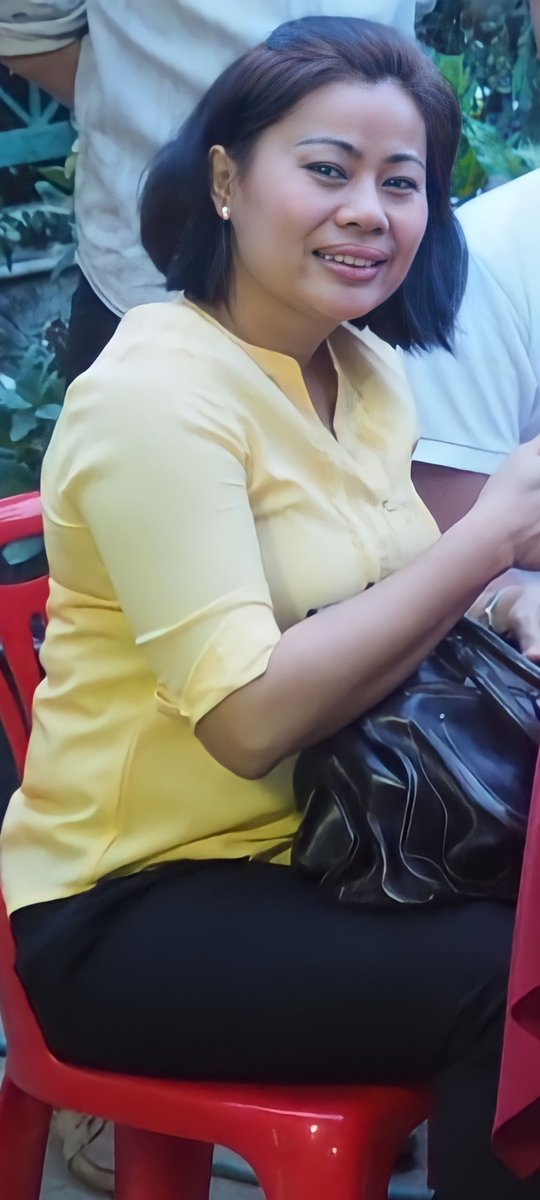 สาวรุ่นใหญ่กับสร้อยไข่มุก tweet media
